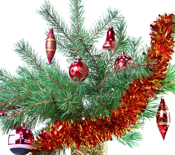 New Year's ballen op takken van een kerstboom en geschenken — Stockfoto