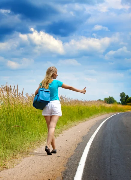 Hitchhiking chica votos en la carretera Imagen De Stock