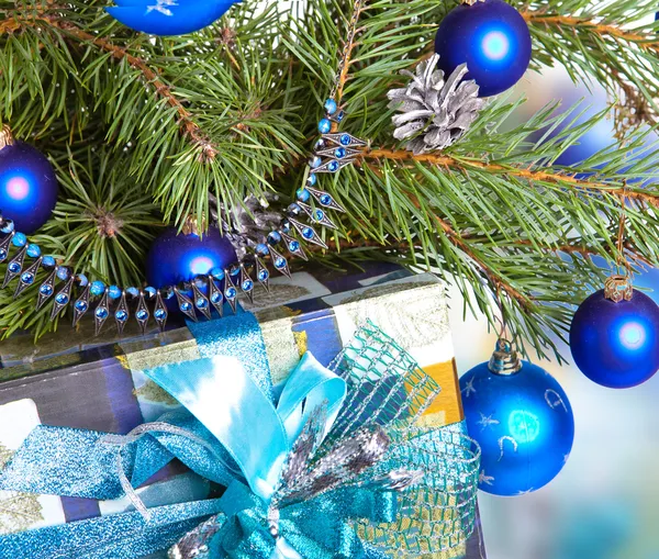 新的一年的球在树枝的一棵圣诞树和礼物 图库照片
