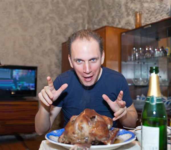 O homem é rapazmente puxado para um peru de Natal — Fotografia de Stock