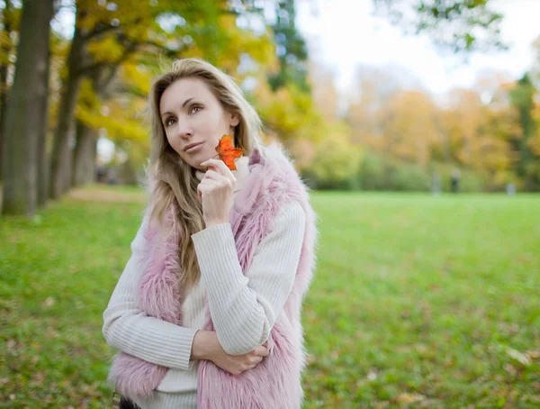 The woman in autumn park — Stock Photo, Image