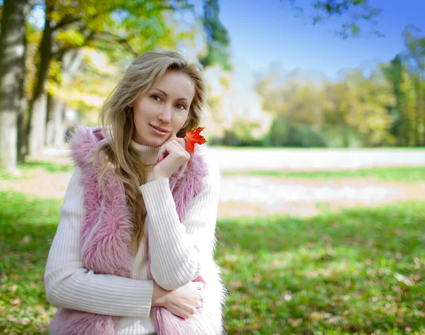 Die Frau im Herbstpark — Stockfoto