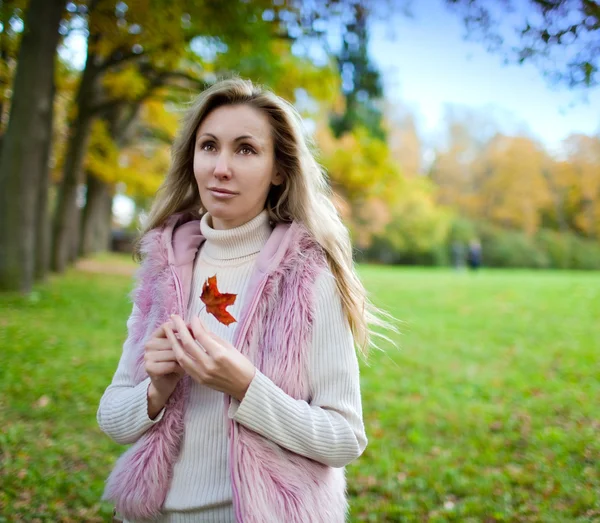 La mujer en el parque de otoño —  Fotos de Stock