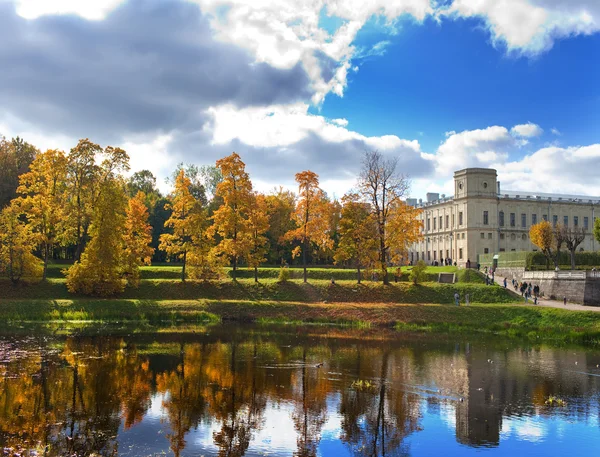 Russland. Sankt Petersburg. Gatschina. Herbst im Schlosspark — Stockfoto