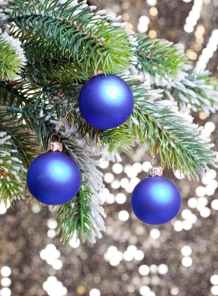 Bolas de Año Nuevo azul oscuro en una rama cubierta de nieve —  Fotos de Stock