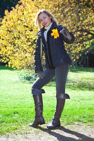 La mujer en el parque de otoño — Foto de Stock