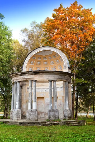 The ancient destroyed arbor in autumn park. Russia. Saint-Petersburg. Gatchina — Stock Photo, Image