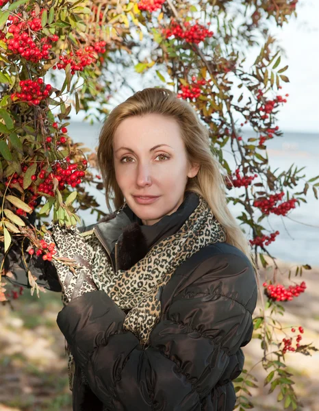 Genç kadının yanına olgunlaşmış üvez kırmızı meyveler — Stok fotoğraf