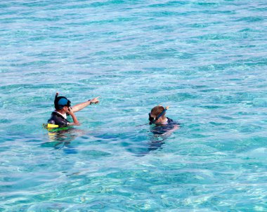 iki erkek, bir denizde dalış için donatım