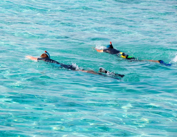 Deux hommes en équipement pour une plongée en apnée dans la mer — Photo
