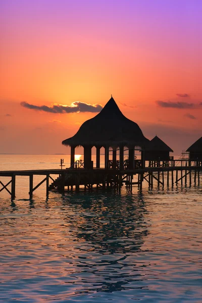 Silhouette arbor over water for rest at sunset. — Stock Photo, Image