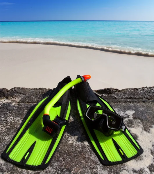 Tartozék a Snorkeling-maszk, békaláb, cső-lay, a háttérben az ocean sand — Stock Fotó