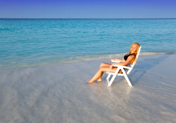 Joven bonita mujer tanes en silla de playa —  Fotos de Stock