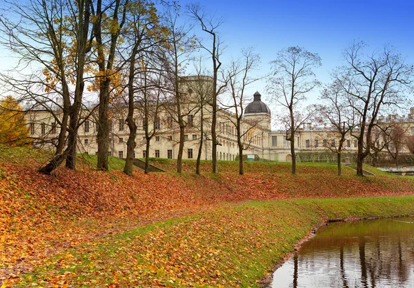 Rusko. Saint-Petersburg. Gatčína. Podzim v palácovém parku — Stock fotografie