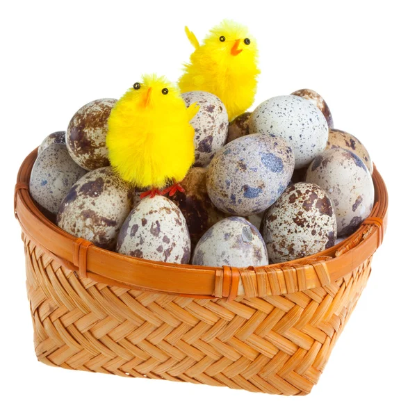 Cesta arrugada con huevos de codorniz y una gallina de juguete — Foto de Stock