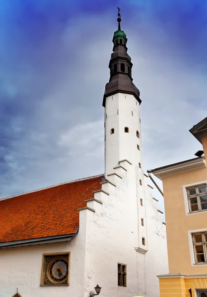 Gammel by, Tallinn, Estland. Helligånds Kirke og det gamle ur (1684 ) - Stock-foto