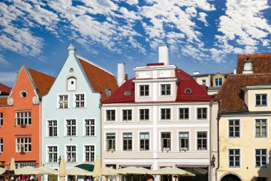 eski şehir, tallinn, Estonya. parlak renkli evleri, town hall Meydanı.