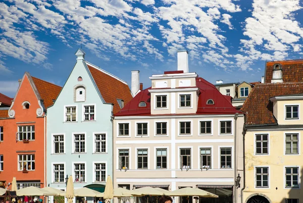 Stare Miasto, Tallin, estonia. jasne multicolor domy na placu ratusz. — Zdjęcie stockowe