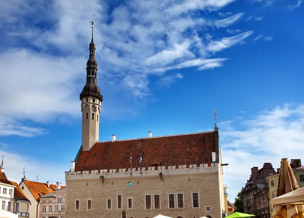 Ayuntamiento medieval y plaza del Ayuntamiento de Tallin, la capital de Estonia . — Foto de Stock