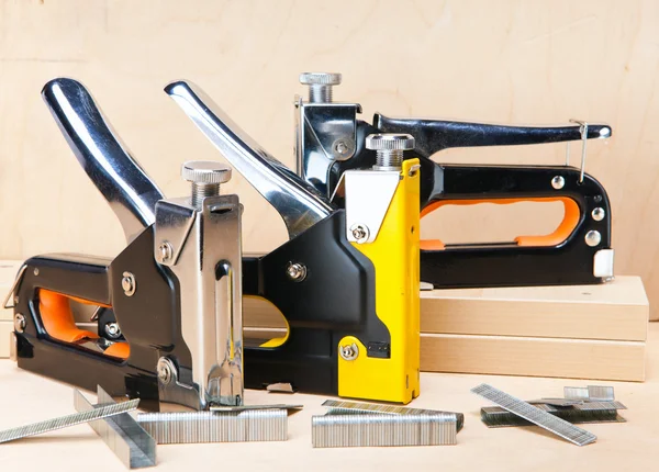 Grampeador para trabalhos de reparação na casa e em móveis, e suportes — Fotografia de Stock