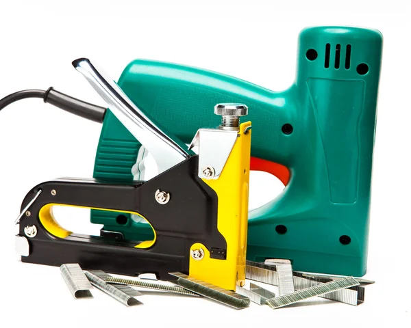 Das Werkzeug - Hefter elektrisch und manuell mechanisch - für Reparaturarbeiten im Haus und an Möbeln und Halterungen — Stockfoto