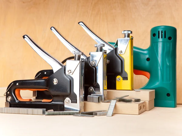 A ferramenta - grampeadores elétricos e mecânicos manuais - para trabalhos de reparação na casa e em móveis, e suportes — Fotografia de Stock