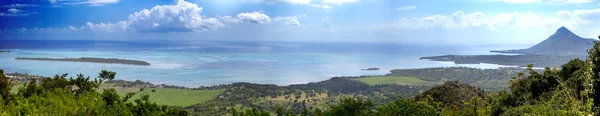 Mauricio. Vista de las montañas y el Océano Índico, panorama — Foto de Stock