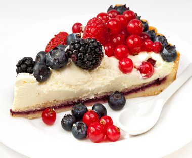 bir turta taze çilek ile