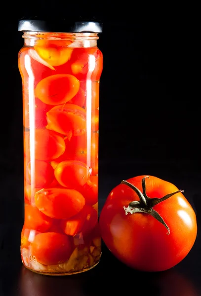 Tomates enlatados em jarros de vidro — Fotografia de Stock