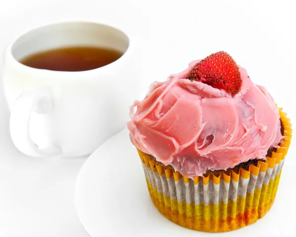 フルーツ ケーキはイチゴとお茶を一杯 — ストック写真