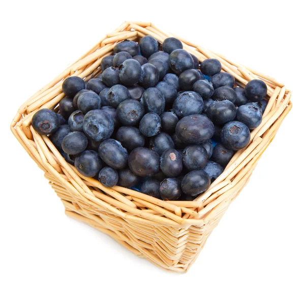 Der Korb voller reifer Blaubeeren — Stockfoto