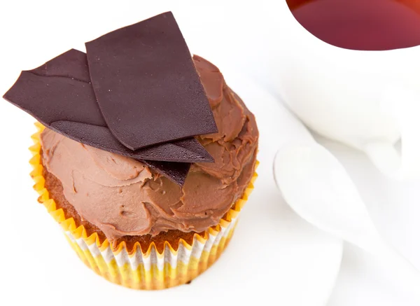 Bolo de frutas de chocolate e xícara de chá — Fotografia de Stock