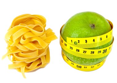 İtalyan fettuccine makarna ve apple bir ölçüm bandı ile yuva