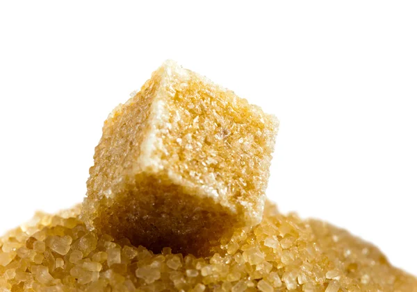 Cube de sucre sur un tas de sucre granulé — Photo