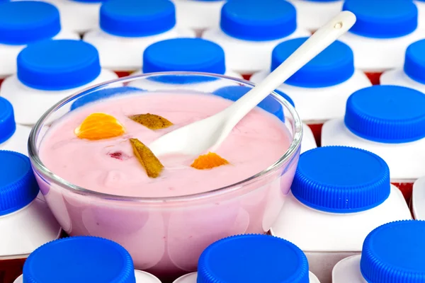 Joghurt palackok sötét kék kiterjed és egy üveg tál yogur száma — Stock Fotó