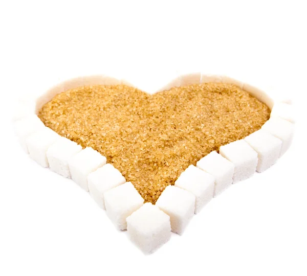 Serce z kromki białego rafinowanego cukru i cukru brązowego — Zdjęcie stockowe