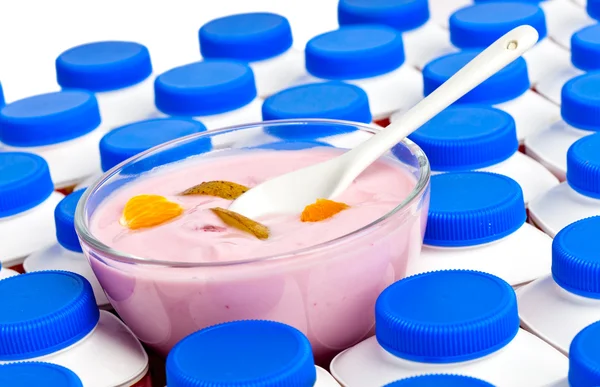 Joghurt palackok sötét kék kiterjed és egy üveg tál yogur száma — Stock Fotó