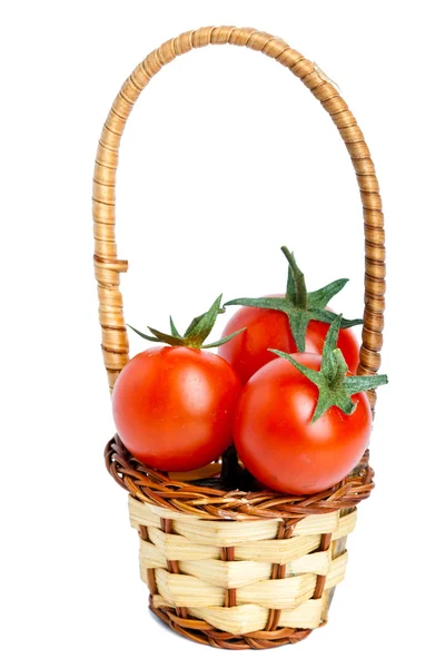 Cesta pequeña y tres cerezas de tomate — Foto de Stock
