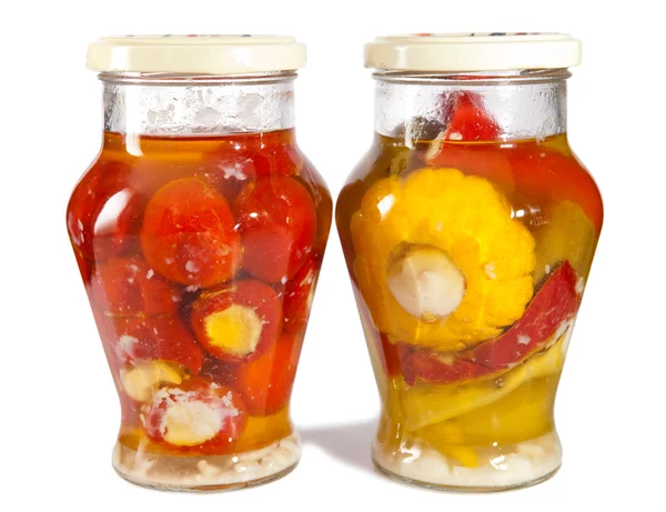 Gemarineerde tomaten, gevulde en bush pompoenen en plantaardige courgettes in een glazen pot — Stockfoto