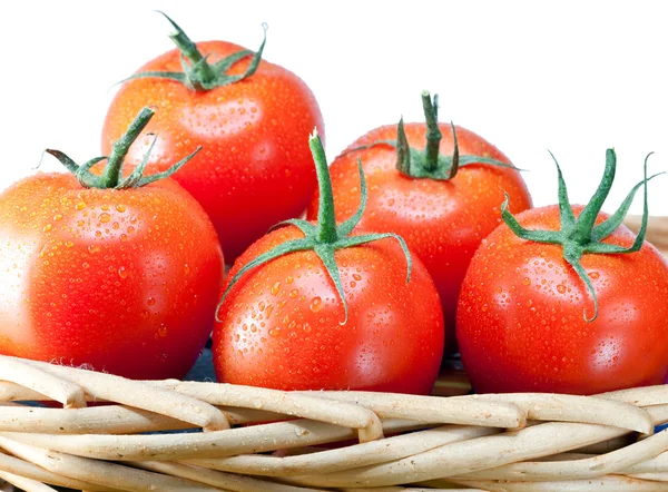 Los tomates maduros en una cesta de mimbre — Foto de Stock