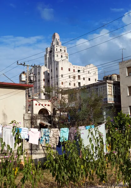 Cuba. Contrasts of old Havana - high-rise buildings and linen drying in the forefront in a yard — Stock Photo, Image