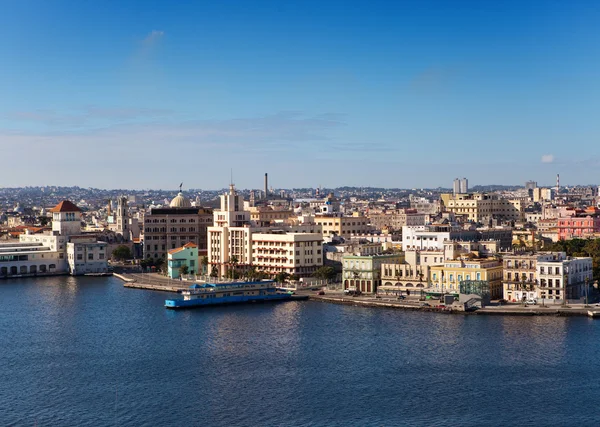 Havanna. Utsikt över den gamla staden genom en vik från Morros fästning. — Stockfoto