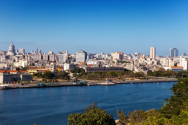 La Habana. Vista de la ciudad vieja a través de una bahía desde la fortaleza de Morro. — Foto de Stock