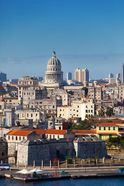 La Habana. Vista de la ciudad vieja a través de una bahía desde la fortaleza de Morro. — Foto de Stock