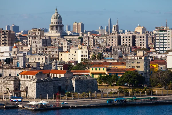 Havana. View of the old city through a bay from Morro's fortress. Panoram — Stock Photo, Image