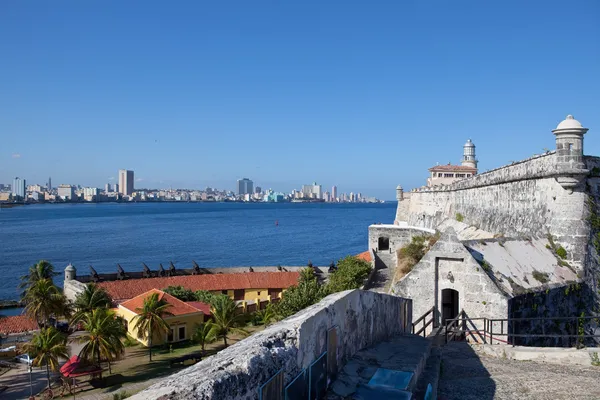 Гавана. Вид на город через бухту из крепости Морро. Панорам — стоковое фото