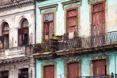 Küba. Havana. eski kentin parlak eski balkon