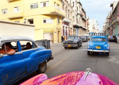 eski Amerikan retro otomobil, sokak 27 Ocak 2013 yılında eski havana, Küba üzerinde kentin ikonik bir manzara