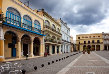 Küba. Havana. eski şehrin merkezinde kare