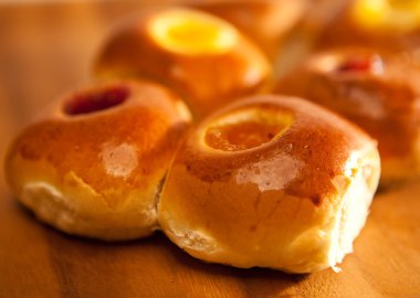 Maya hamur reçelli çörek. küçük netlik derinliği